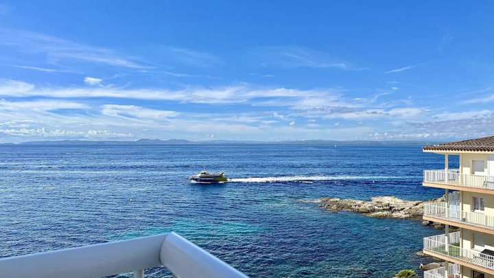 Apartamento en venta – Vista al mar y piscina – en Roses, Costa Brava