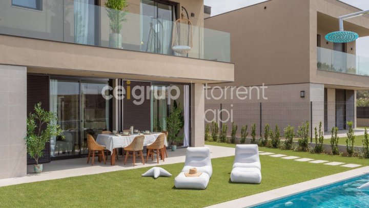 Exklusive Neubauhäuser mit privatem Garten & Pool in Pals an der Costa Brava