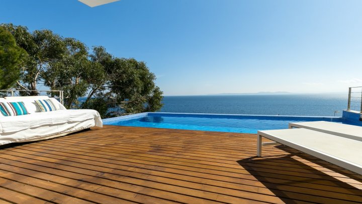 Casa de lujo en venta en la Costa Brava en Roses con licencia turística