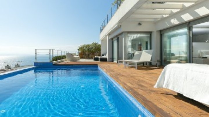 Casa de lujo en venta en la Costa Brava en Roses con licencia turística