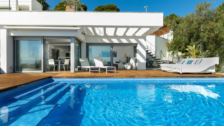 Casa de lujo en venta en la Costa Brava en Roses con licencia turística
