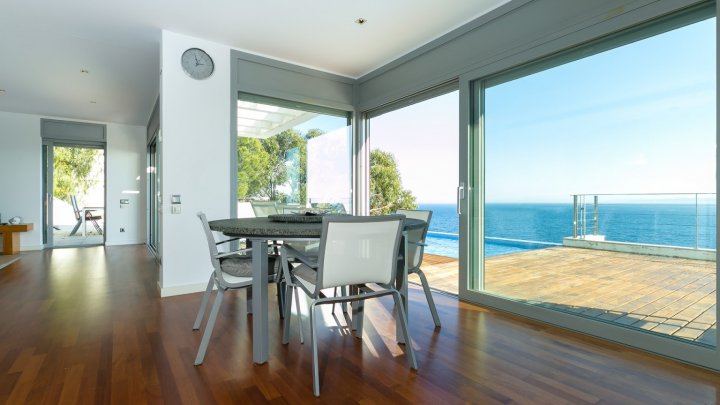 Casa de lujo en venta en la Costa Brava en Roses con licencia turística