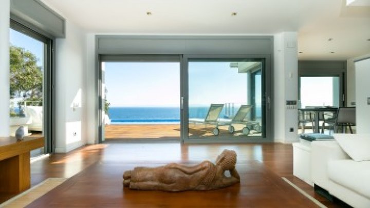 Casa de lujo en venta en la Costa Brava en Roses con licencia turística