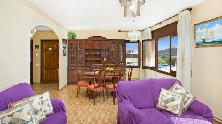 Blanes, España: Amplia Casa de Vacaciones con Vistas al Mar y Piscina en Venta