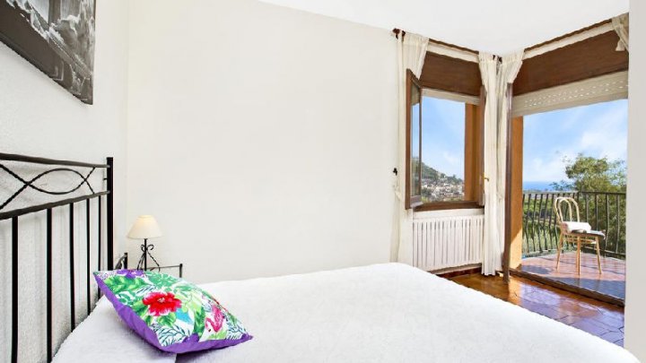 Blanes, España: Amplia Casa de Vacaciones con Vistas al Mar y Piscina en Venta