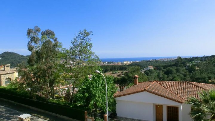 Blanes, España: Amplia Casa de Vacaciones con Vistas al Mar y Piscina en Venta