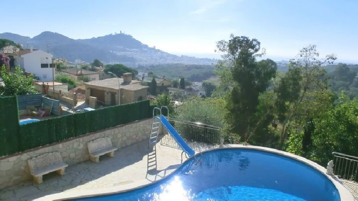 Blanes, España: Amplia Casa de Vacaciones con Vistas al Mar y Piscina en Venta