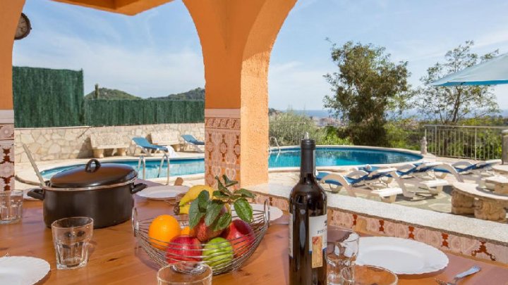 Blanes, España: Amplia Casa de Vacaciones con Vistas al Mar y Piscina en Venta