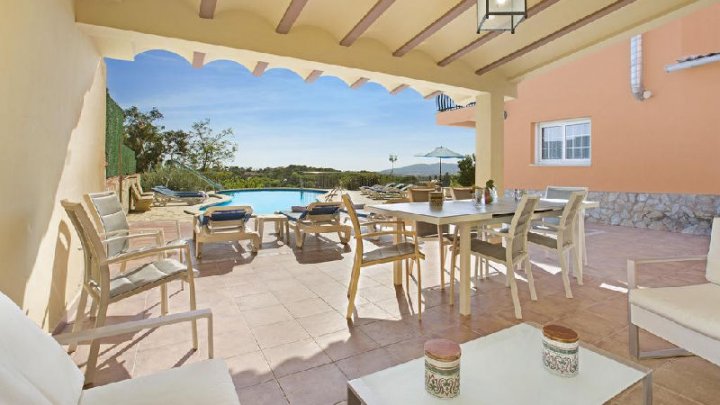 Blanes, España: Amplia Casa de Vacaciones con Vistas al Mar y Piscina en Venta