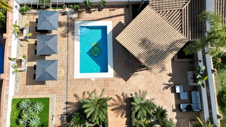 Vrijstaande, luxuriöse andalusische Villa mit Pool, Terrasse, Gebäuden, Garten, Garage, 4 Gästezimmern und 4 Badezimmern. Es handelt sich um ein Bed & Breakfast, das alle Lizenzen erfüllt. In Andalusien, bei Malaga und Marbella in Alhaurín el Grande.