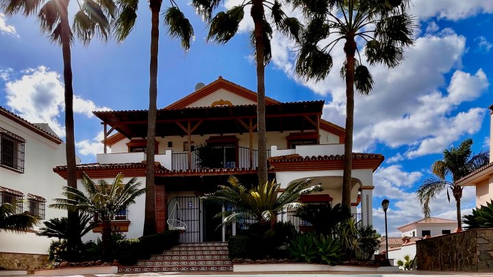 Vrijstaande, luxuriöse andalusische Villa mit Pool, Terrasse, Gebäuden, Garten, Garage, 4 Gästezimmern und 4 Badezimmern. Es handelt sich um ein Bed & Breakfast, das alle Lizenzen erfüllt. In Andalusien, bei Malaga und Marbella in Alhaurín el Grande.