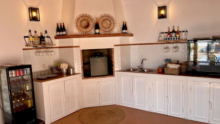 Vrijstaande, luxuriöse andalusische Villa mit Pool, Terrasse, Gebäuden, Garten, Garage, 4 Gästezimmern und 4 Badezimmern. Es handelt sich um ein Bed & Breakfast, das alle Lizenzen erfüllt. In Andalusien, bei Malaga und Marbella in Alhaurín el Grande.