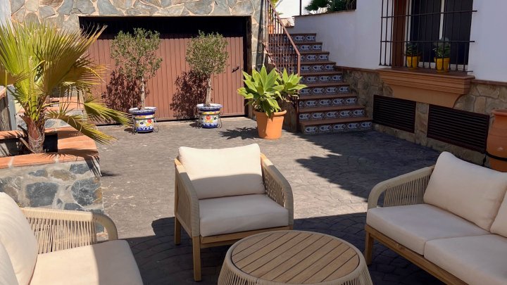 Vrijstaande, luxuriöse andalusische Villa mit Pool, Terrasse, Gebäuden, Garten, Garage, 4 Gästezimmern und 4 Badezimmern. Es handelt sich um ein Bed & Breakfast, das alle Lizenzen erfüllt. In Andalusien, bei Malaga und Marbella in Alhaurín el Grande.