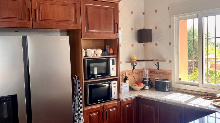 Vrijstaande, luxuriöse andalusische Villa mit Pool, Terrasse, Gebäuden, Garten, Garage, 4 Gästezimmern und 4 Badezimmern. Es handelt sich um ein Bed & Breakfast, das alle Lizenzen erfüllt. In Andalusien, bei Malaga und Marbella in Alhaurín el Grande.