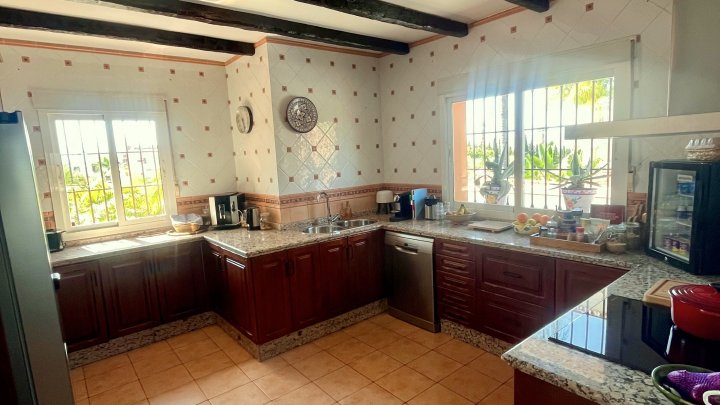 Vrijstaande, luxuriöse andalusische Villa mit Pool, Terrasse, Gebäuden, Garten, Garage, 4 Gästezimmern und 4 Badezimmern. Es handelt sich um ein Bed & Breakfast, das alle Lizenzen erfüllt. In Andalusien, bei Malaga und Marbella in Alhaurín el Grande.