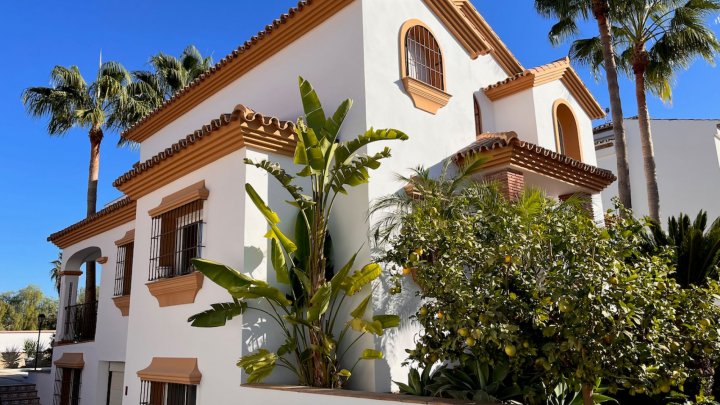Vrijstaande, luxuriöse andalusische Villa mit Pool, Terrasse, Gebäuden, Garten, Garage, 4 Gästezimmern und 4 Badezimmern. Es handelt sich um ein Bed & Breakfast, das alle Lizenzen erfüllt. In Andalusien, bei Malaga und Marbella in Alhaurín el Grande.