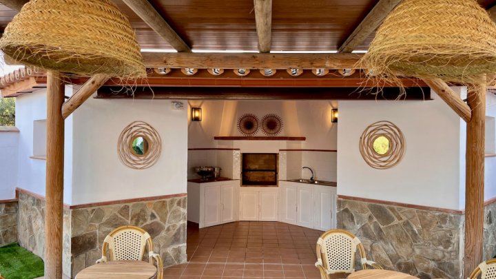 Vrijstaande, luxuriöse andalusische Villa mit Pool, Terrasse, Gebäuden, Garten, Garage, 4 Gästezimmern und 4 Badezimmern. Es handelt sich um ein Bed & Breakfast, das alle Lizenzen erfüllt. In Andalusien, bei Malaga und Marbella in Alhaurín el Grande.