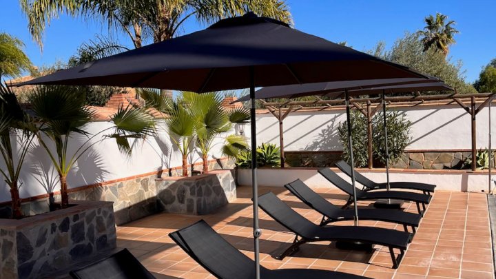 Vrijstaande, luxuriöse andalusische Villa mit Pool, Terrasse, Gebäuden, Garten, Garage, 4 Gästezimmern und 4 Badezimmern. Es handelt sich um ein Bed & Breakfast, das alle Lizenzen erfüllt. In Andalusien, bei Malaga und Marbella in Alhaurín el Grande.