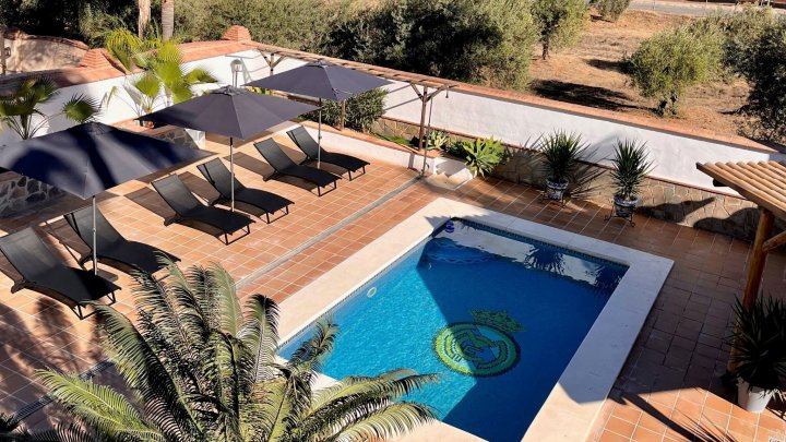 Vrijstaande, luxuriöse andalusische Villa mit Pool, Terrasse, Gebäuden, Garten, Garage, 4 Gästezimmern und 4 Badezimmern. Es handelt sich um ein Bed & Breakfast, das alle Lizenzen erfüllt. In Andalusien, bei Malaga und Marbella in Alhaurín el Grande.