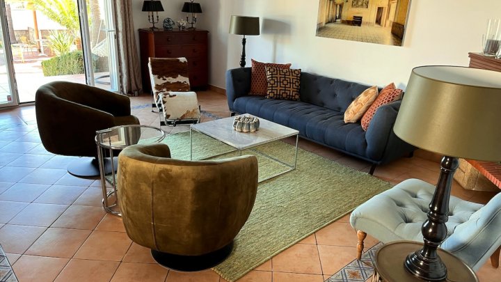 Vrijstaande, luxuriöse andalusische Villa mit Pool, Terrasse, Gebäuden, Garten, Garage, 4 Gästezimmern und 4 Badezimmern. Es handelt sich um ein Bed & Breakfast, das alle Lizenzen erfüllt. In Andalusien, bei Malaga und Marbella in Alhaurín el Grande.