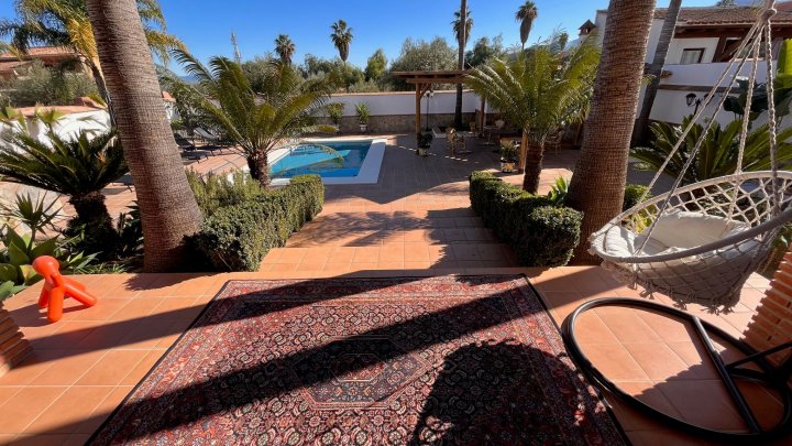 Vrijstaande, luxuriöse andalusische Villa mit Pool, Terrasse, Gebäuden, Garten, Garage, 4 Gästezimmern und 4 Badezimmern. Es handelt sich um ein Bed & Breakfast, das alle Lizenzen erfüllt. In Andalusien, bei Malaga und Marbella in Alhaurín el Grande.
