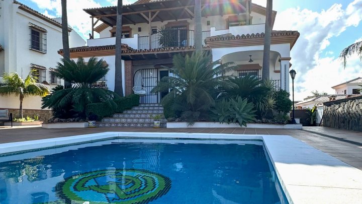 Vrijstaande, luxuriöse andalusische Villa mit Pool, Terrasse, Gebäuden, Garten, Garage, 4 Gästezimmern und 4 Badezimmern. Es handelt sich um ein Bed & Breakfast, das alle Lizenzen erfüllt. In Andalusien, bei Malaga und Marbella in Alhaurín el Grande.