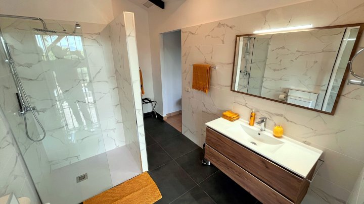 Vrijstaande, luxuriöse andalusische Villa mit Pool, Terrasse, Gebäuden, Garten, Garage, 4 Gästezimmern und 4 Badezimmern. Es handelt sich um ein Bed & Breakfast, das alle Lizenzen erfüllt. In Andalusien, bei Malaga und Marbella in Alhaurín el Grande.