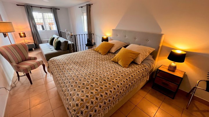 Vrijstaande, luxuriöse andalusische Villa mit Pool, Terrasse, Gebäuden, Garten, Garage, 4 Gästezimmern und 4 Badezimmern. Es handelt sich um ein Bed & Breakfast, das alle Lizenzen erfüllt. In Andalusien, bei Malaga und Marbella in Alhaurín el Grande.