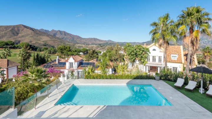 Villa mediterránea con piscina privada cerca de Marbella en la Costa del Sol en venta