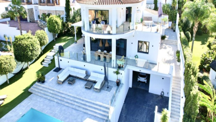 Villa mediterránea con piscina privada cerca de Marbella en la Costa del Sol en venta