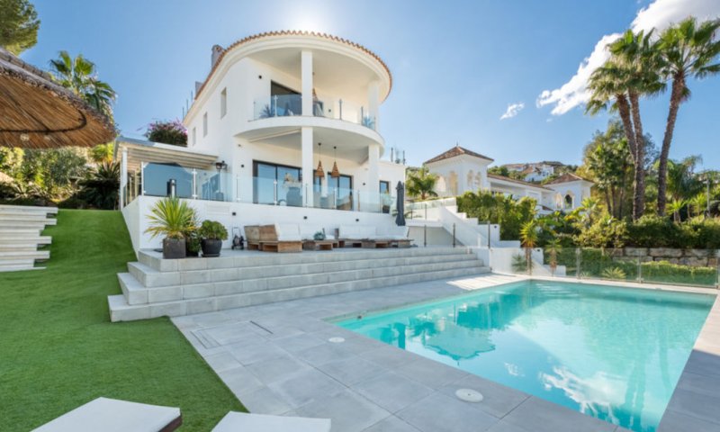 Villa mediterránea con piscina privada cerca de Marbella en la Costa del Sol en venta