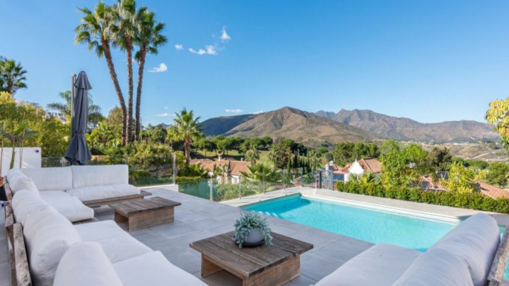 Villa mediterránea con piscina privada cerca de Marbella en la Costa del Sol en venta