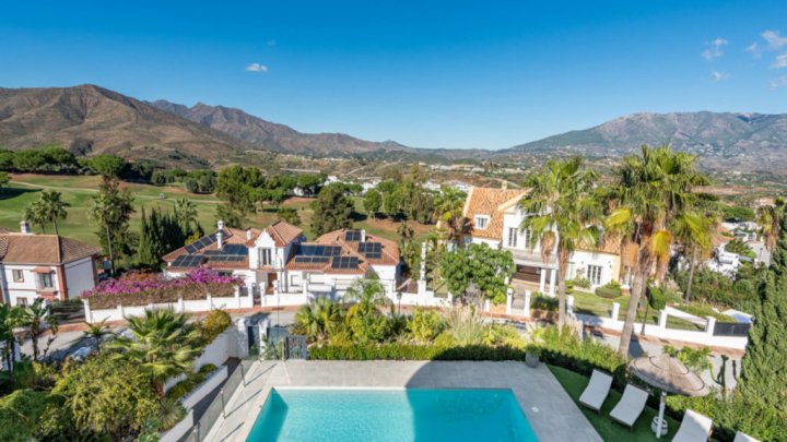 Villa mediterránea con piscina privada cerca de Marbella en la Costa del Sol en venta