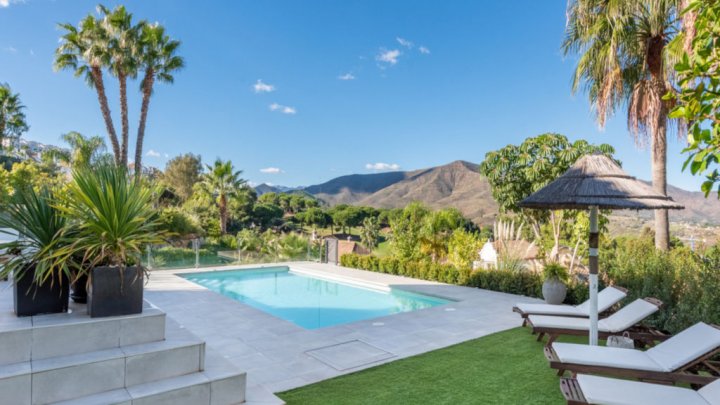 Villa mediterránea con piscina privada cerca de Marbella en la Costa del Sol en venta