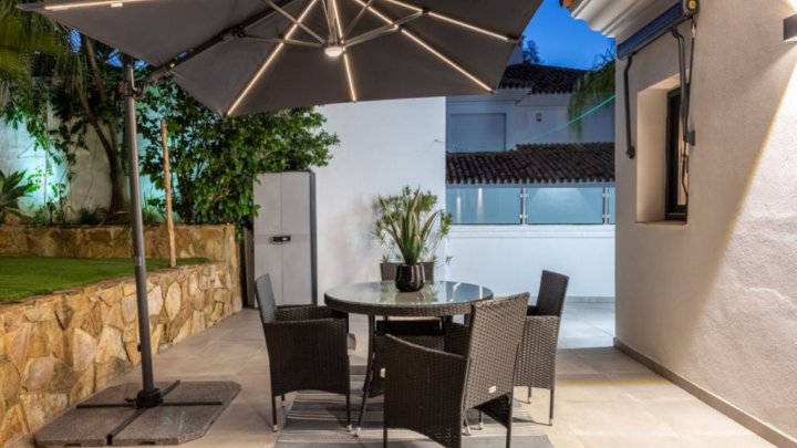 Villa mediterránea con piscina privada cerca de Marbella en la Costa del Sol en venta