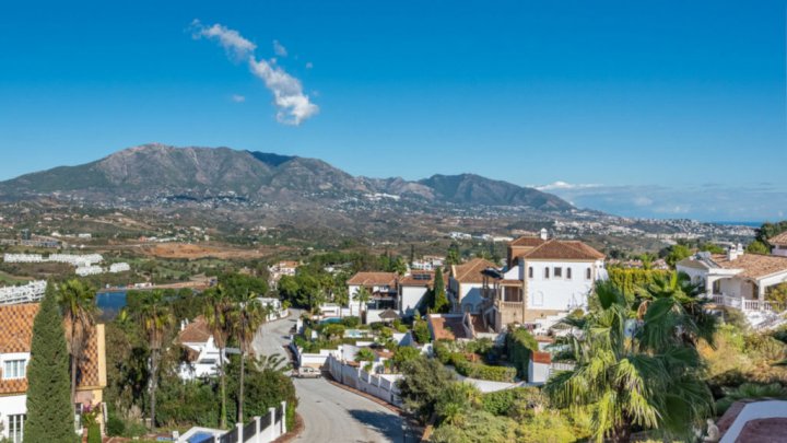 Villa mediterránea con piscina privada cerca de Marbella en la Costa del Sol en venta