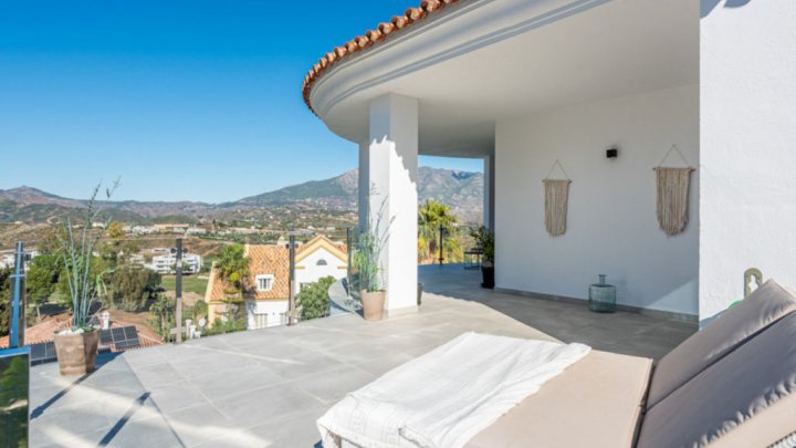 Villa mediterránea con piscina privada cerca de Marbella en la Costa del Sol en venta