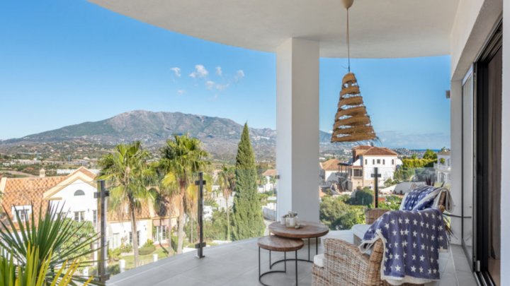 Villa mediterránea con piscina privada cerca de Marbella en la Costa del Sol en venta