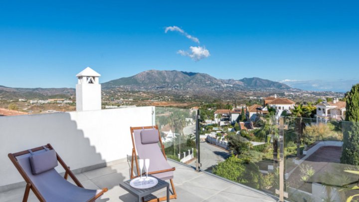 Villa mediterránea con piscina privada cerca de Marbella en la Costa del Sol en venta