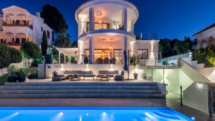 Villa mediterránea con piscina privada cerca de Marbella en la Costa del Sol en venta