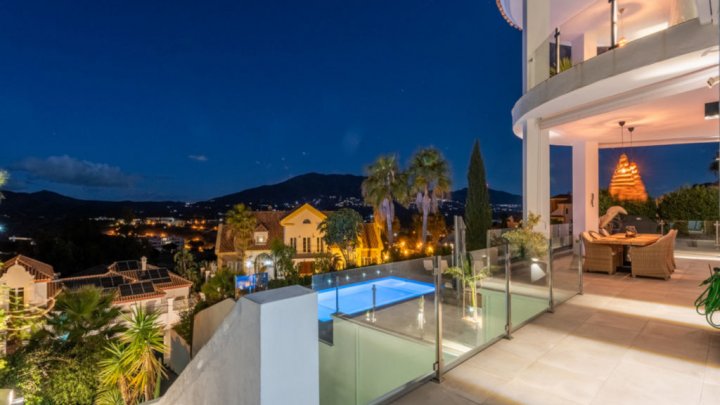 Villa mediterránea con piscina privada cerca de Marbella en la Costa del Sol en venta