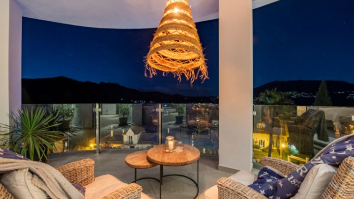 Villa mediterránea con piscina privada cerca de Marbella en la Costa del Sol en venta