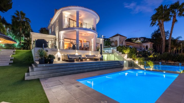 Villa mediterránea con piscina privada cerca de Marbella en la Costa del Sol en venta