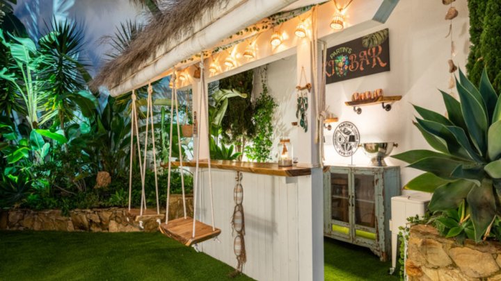 Villa mediterránea con piscina privada cerca de Marbella en la Costa del Sol en venta