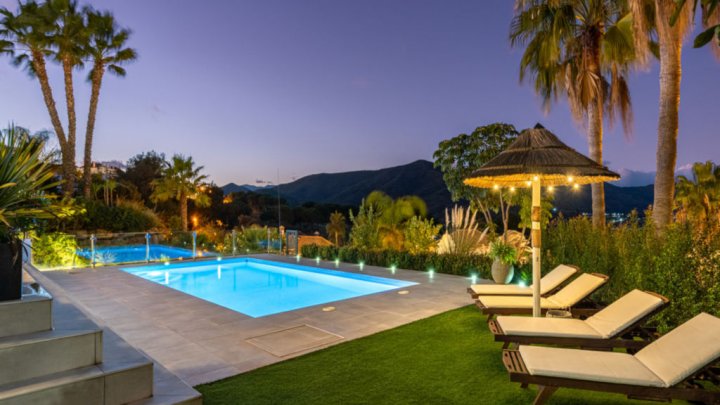 Villa mediterránea con piscina privada cerca de Marbella en la Costa del Sol en venta