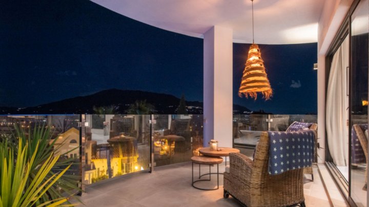 Villa mediterránea con piscina privada cerca de Marbella en la Costa del Sol en venta