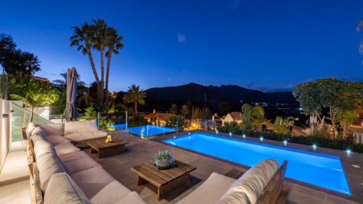 Villa mediterránea con piscina privada cerca de Marbella en la Costa del Sol en venta