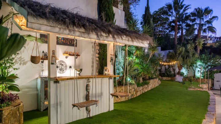 Villa mediterránea con piscina privada cerca de Marbella en la Costa del Sol en venta