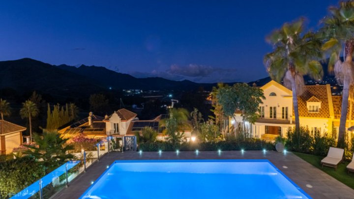 Villa mediterránea con piscina privada cerca de Marbella en la Costa del Sol en venta