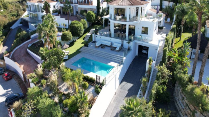 Villa mediterránea con piscina privada cerca de Marbella en la Costa del Sol en venta
